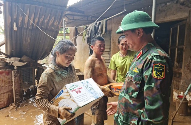 KHẨN CẤP CỨU TRỢ NGƯỜI DÂN BỊ CÔ LẬP VÌ MƯA LŨ- Ảnh 9.
