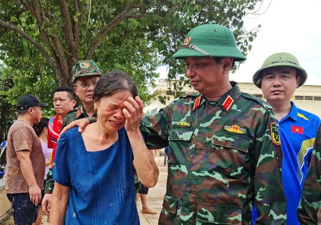 KHẨN CẤP CỨU TRỢ NGƯỜI DÂN BỊ CÔ LẬP VÌ MƯA LŨ- Ảnh 8.