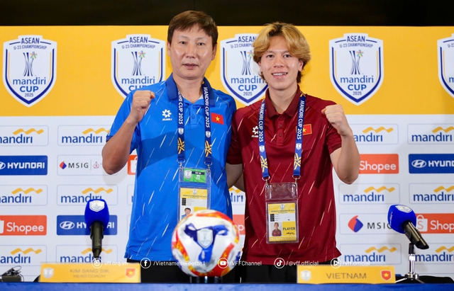 THỦ TƯỚNG CHÚC MỪNG ĐỘI TUYỂN U23 VIỆT NAM LẦN THỨ 3 LIÊN TIẾP VÔ ĐỊCH U23 ĐÔNG NAM Á- Ảnh 8. THỦ TƯỚNG CHÚC MỪNG ĐỘI TUYỂN U23 VIỆT NAM LẦN THỨ 3 LIÊN TIẾP VÔ ĐỊCH U23 ĐÔNG NAM Á- Ảnh 8.