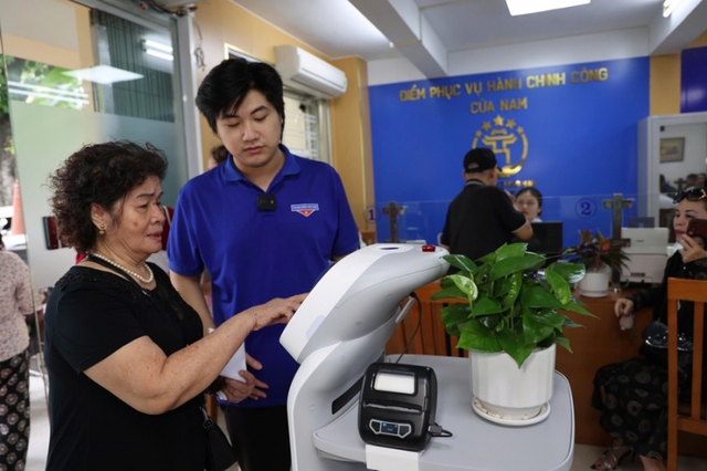 Triển khai robot cùng một loạt tiện ích miễn phí phục vụ người dân, doanh nghiệp thực hiện thủ tục hành chính- Ảnh 1. Triển khai robot cùng một loạt tiện ích miễn phí phục vụ người dân, doanh nghiệp thực hiện thủ tục hành chính- Ảnh 1.