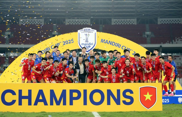 THỦ TƯỚNG CHÚC MỪNG ĐỘI TUYỂN U23 VIỆT NAM LẦN THỨ 3 LIÊN TIẾP VÔ ĐỊCH U23 ĐÔNG NAM Á- Ảnh 1. THỦ TƯỚNG CHÚC MỪNG ĐỘI TUYỂN U23 VIỆT NAM LẦN THỨ 3 LIÊN TIẾP VÔ ĐỊCH U23 ĐÔNG NAM Á- Ảnh 1.