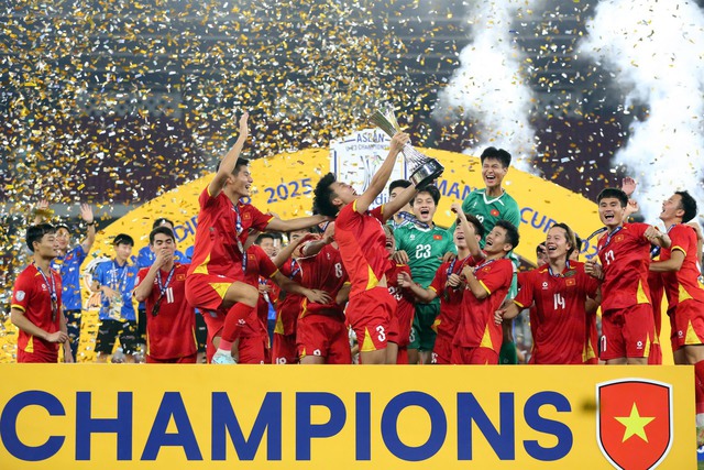 THỦ TƯỚNG CHÚC MỪNG ĐỘI TUYỂN U23 VIỆT NAM LẦN THỨ 3 LIÊN TIẾP VÔ ĐỊCH U23 ĐÔNG NAM Á- Ảnh 2. THỦ TƯỚNG CHÚC MỪNG ĐỘI TUYỂN U23 VIỆT NAM LẦN THỨ 3 LIÊN TIẾP VÔ ĐỊCH U23 ĐÔNG NAM Á- Ảnh 2.