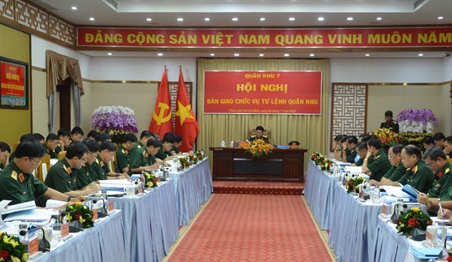 Bổ nhiệm tân Thứ trưởng Bộ Quốc phòng, Tư lệnh Quân khu 7- Ảnh 4. Bổ nhiệm tân Thứ trưởng Bộ Quốc phòng, Tư lệnh Quân khu 7- Ảnh 4.