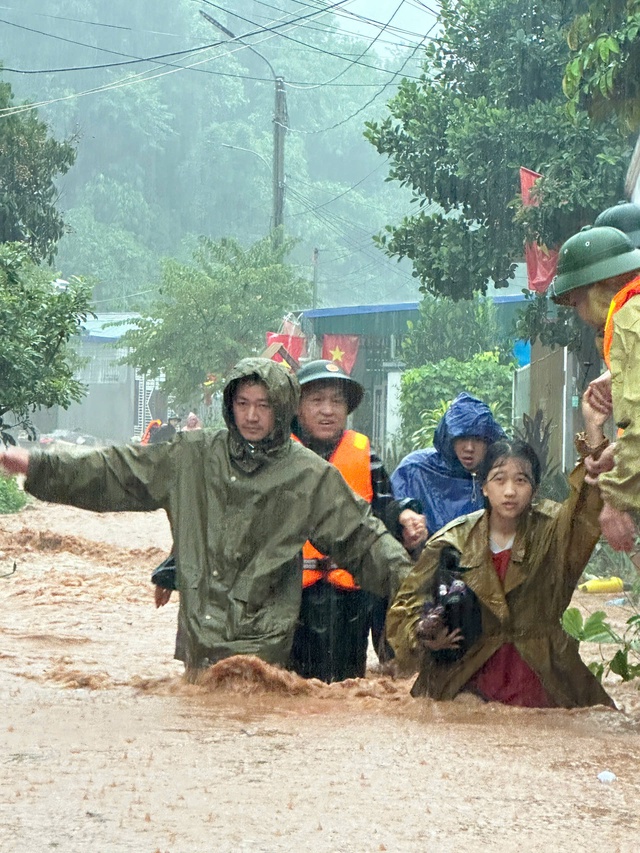 LŨ QUÉT, SẠT LỞ ở ĐIỆN BIÊN: 11 người chết, mất tích; nhiều bản bị cô lập, quốc lộ, tỉnh lộ tê liệt- Ảnh 4. LŨ QUÉT, SẠT LỞ ở ĐIỆN BIÊN: 11 người chết, mất tích; nhiều bản bị cô lập, quốc lộ, tỉnh lộ tê liệt- Ảnh 4.
