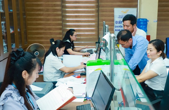 Tiếp nhận viên chức, người hoạt động không chuyên trách vào làm công chức cấp xã- Ảnh 1.