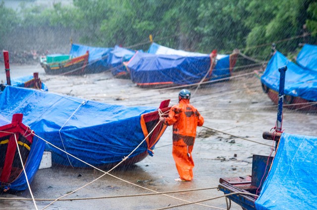 CẤP BÁCH ứng phó BÃO SỐ 5 (Kajiki): KHẨN TRƯƠNG DI DÂN, CẤM RA ĐƯỜNG từ 11-18h...- Ảnh 4.