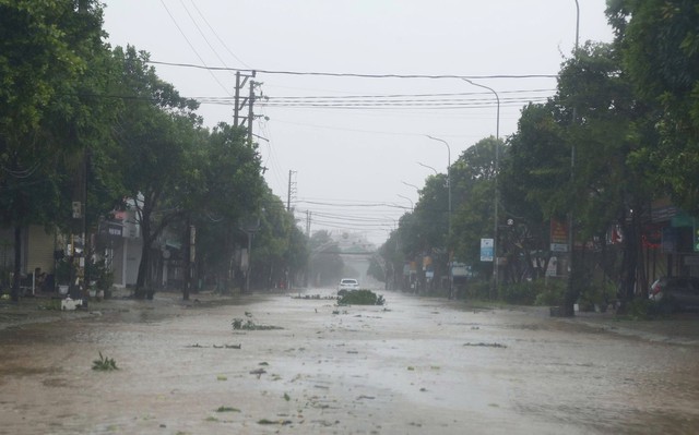 Bão số 5 đặc biệt phức tạp; mưa lớn diện rộng; chuẩn bị phương án ứng phó lũ chồng lũ- Ảnh 10.