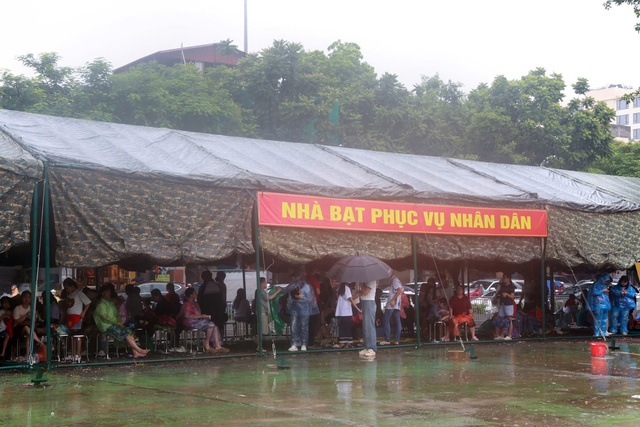 SƠ DUYỆT DIỄU BINH, DIỄU HÀNH A80: Đội mưa, háo hức chờ đón những bước chân oai hùng- Ảnh 12.