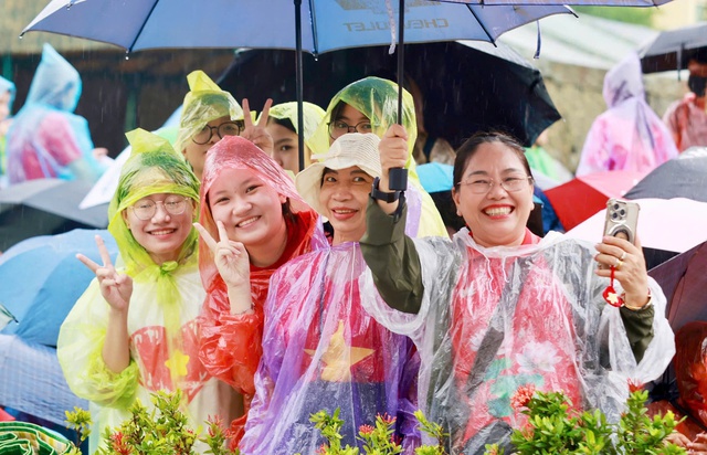 SƠ DUYỆT DIỄU BINH, DIỄU HÀNH A80: Đội mưa, háo hức chờ đón những bước chân oai hùng- Ảnh 11.