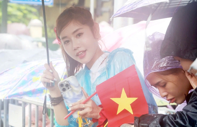 SƠ DUYỆT DIỄU BINH, DIỄU HÀNH A80: Đội mưa, háo hức chờ đón những bước chân oai hùng- Ảnh 10.