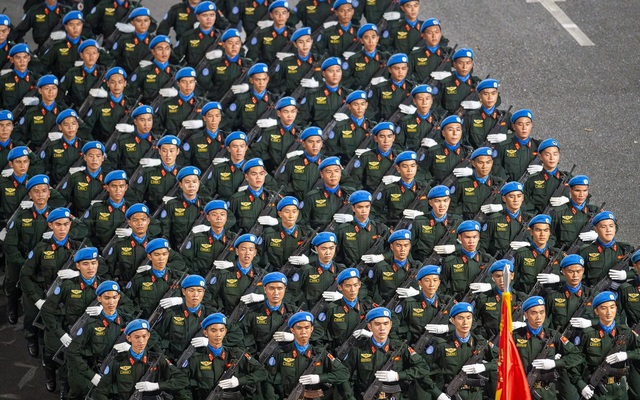 SƠ DUYỆT DIỄU BINH, DIỄU HÀNH A80: Đội mưa, háo hức chờ đón những bước chân oai hùng- Ảnh 1.