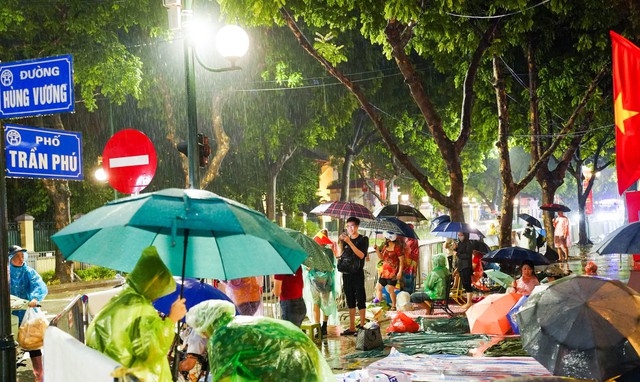 SƠ DUYỆT DIỄU BINH, DIỄU HÀNH A80: Đội mưa, háo hức chờ đón những bước chân oai hùng- Ảnh 2.