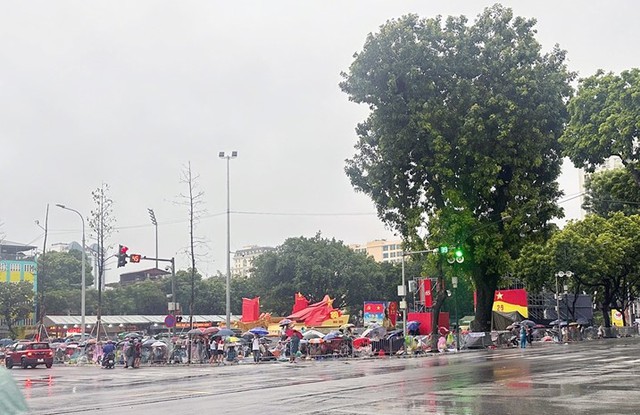 SƠ DUYỆT DIỄU BINH, DIỄU HÀNH A80: Đội mưa, háo hức chờ đón những bước chân oai hùng- Ảnh 5.