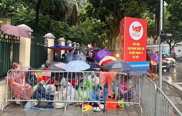 SƠ DUYỆT DIỄU BINH, DIỄU HÀNH A80: Đội mưa, háo hức chờ đón những bước chân oai hùng- Ảnh 4.