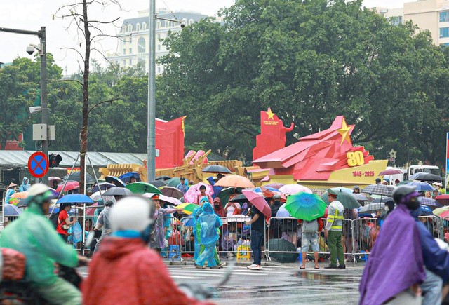 SƠ DUYỆT DIỄU BINH, DIỄU HÀNH A80: Đội mưa, háo hức chờ đón những bước chân oai hùng- Ảnh 3.