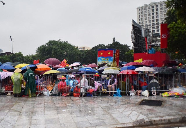 SƠ DUYỆT DIỄU BINH, DIỄU HÀNH A80: Đội mưa, háo hức chờ đón những bước chân oai hùng- Ảnh 6.