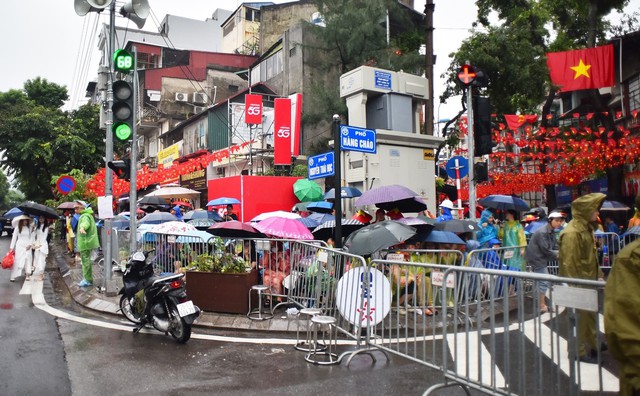 SƠ DUYỆT DIỄU BINH, DIỄU HÀNH A80: Đội mưa, háo hức chờ đón những bước chân oai hùng- Ảnh 7.
