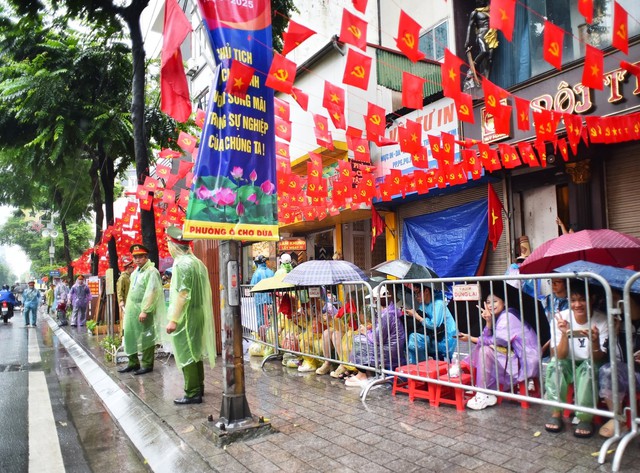 SƠ DUYỆT DIỄU BINH, DIỄU HÀNH A80: Đội mưa, háo hức chờ đón những bước chân oai hùng- Ảnh 8.