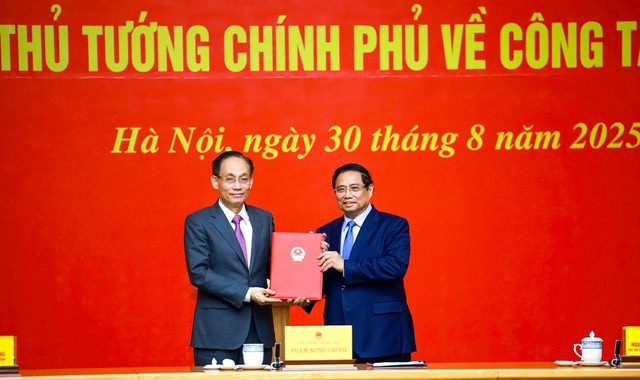 Thủ tướng Phạm Minh Chính trao Quyết định giao quyền Bộ trưởng Bộ Ngoại giao cho đồng chí Lê Hoài Trung- Ảnh 1. Thủ tướng Phạm Minh Chính trao Quyết định giao quyền Bộ trưởng Bộ Ngoại giao cho đồng chí Lê Hoài Trung- Ảnh 1.