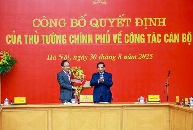 Thủ tướng Phạm Minh Chính trao Quyết định giao quyền Bộ trưởng Bộ Ngoại giao cho đồng chí Lê Hoài Trung- Ảnh 2. Thủ tướng Phạm Minh Chính trao Quyết định giao quyền Bộ trưởng Bộ Ngoại giao cho đồng chí Lê Hoài Trung- Ảnh 2.