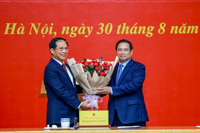 Thủ tướng Phạm Minh Chính trao Quyết định giao quyền Bộ trưởng Bộ Ngoại giao cho đồng chí Lê Hoài Trung- Ảnh 3. Thủ tướng Phạm Minh Chính trao Quyết định giao quyền Bộ trưởng Bộ Ngoại giao cho đồng chí Lê Hoài Trung- Ảnh 3.