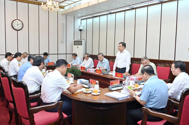 Tổng Bí thư Tô Lâm chủ trì cuộc họp triển khai Nghị quyết số 71-NQ/TW về đột phá phát triển giáo dục và đào tạo- Ảnh 4. Tổng Bí thư Tô Lâm chủ trì cuộc họp triển khai Nghị quyết số 71-NQ/TW về đột phá phát triển giáo dục và đào tạo- Ảnh 4.