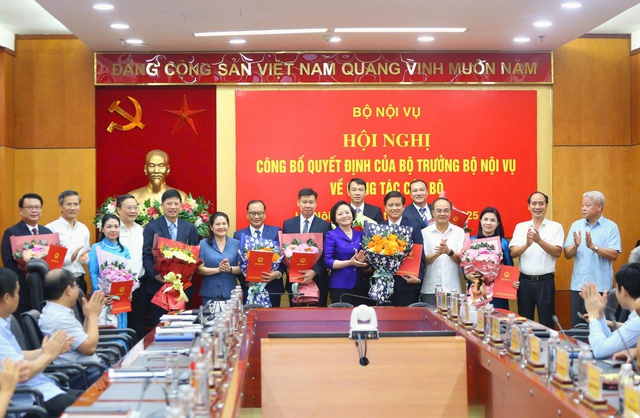Bộ Nội vụ điều động, bổ nhiệm cán bộ- Ảnh 2.