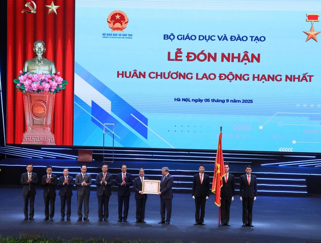 TOÀN CẢNH: LỄ KHAI GIẢNG ĐẶC BIỆT và Kỷ niệm 80 năm thành lập Bộ Quốc gia Giáo dục- Ảnh 16.
