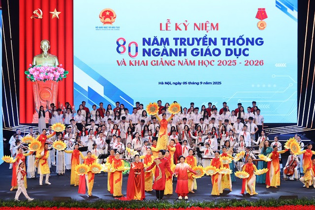 TOÀN CẢNH: LỄ KHAI GIẢNG ĐẶC BIỆT và Kỷ niệm 80 năm thành lập Bộ Quốc gia Giáo dục- Ảnh 10.