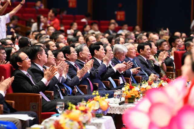 TOÀN CẢNH: LỄ KHAI GIẢNG ĐẶC BIỆT và Kỷ niệm 80 năm thành lập Bộ Quốc gia Giáo dục- Ảnh 7.