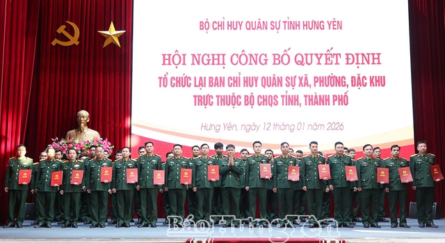 Tổ chức lại Ban Chỉ huy quân sự cấp xã, trao quyết định bổ nhiệm 104 tân Chỉ huy trưởng- Ảnh 2.