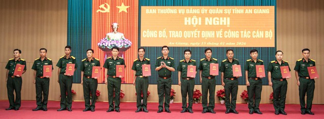 Kiện toàn Ban Chỉ huy quân sự cấp xã: Bổ nhiệm 73 sĩ quan giữ chức Chính trị viên phó - Ảnh 1.