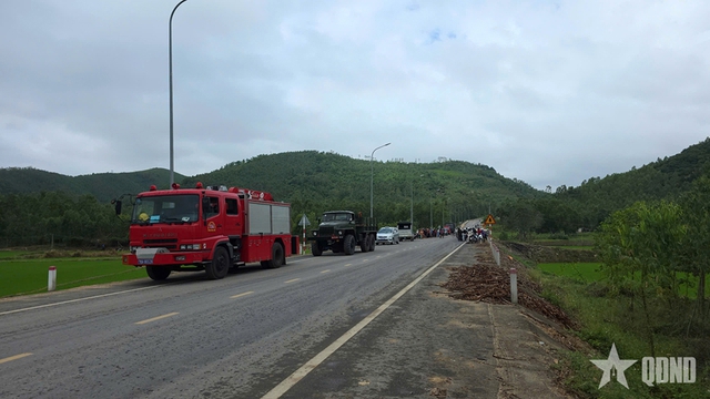 Sự cố máy bay quân sự rơi tại Đắk Lắk: Phi công đã điều khiển tránh xa khu vực dân cư, bật dù thoát hiểm an toàn- Ảnh 1.