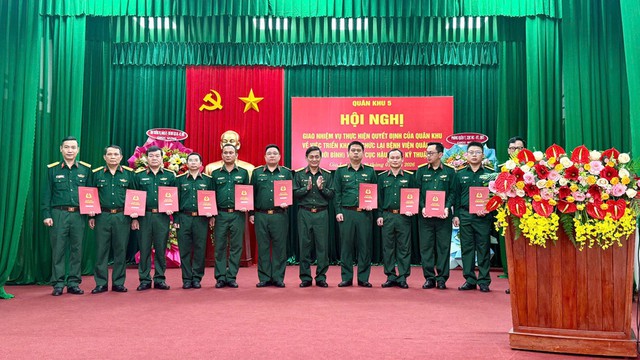 Sắp xếp, tổ chức lại khoa, phòng chuyên môn bệnh viện; bổ nhiệm chức danh theo biểu biên chế mới- Ảnh 2.