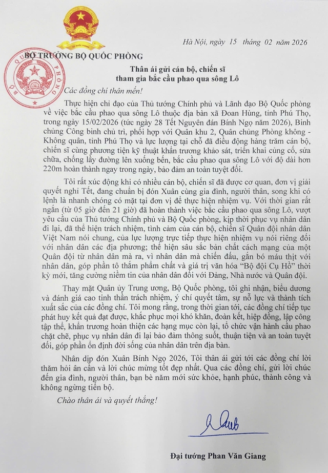 ĐẠI TƯỚNG PHAN VĂN GIANG BIỂU DƯƠNG CÁN BỘ, CHIẾN SĨ THAM GIA BẮC CẦU PHAO QUA SÔNG LÔ- Ảnh 1.