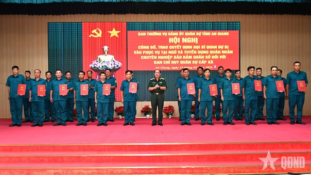 Trao 290 quyết định gọi sĩ quan dự bị vào phục vụ tại ngũ, tuyển dụng quân nhân chuyên nghiệp- Ảnh 2.