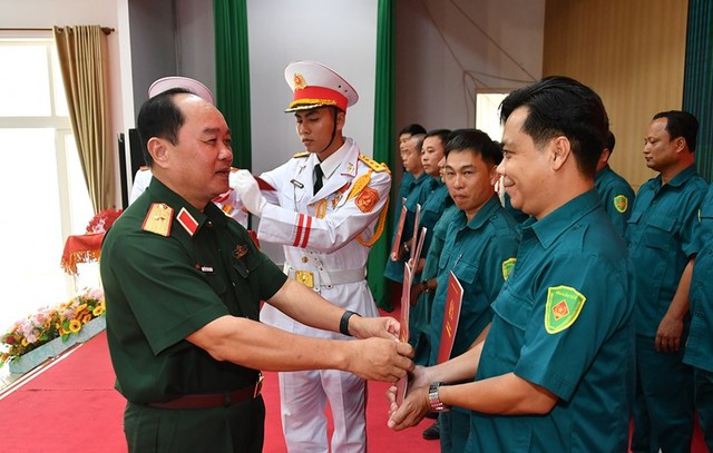 Trao 290 quyết định gọi sĩ quan dự bị vào phục vụ tại ngũ, tuyển dụng quân nhân chuyên nghiệp- Ảnh 1.