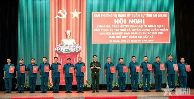 Trao 290 quyết định gọi sĩ quan dự bị vào phục vụ tại ngũ, tuyển dụng quân nhân chuyên nghiệp- Ảnh 3.