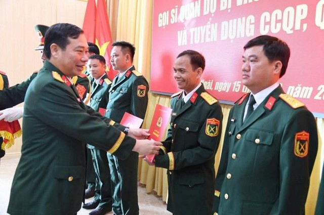 Kiện toàn Ban Chỉ huy Quân sự cấp xã: Trao quyết định tuyển dụng 1800 sĩ quan dự bị, công chức quốc phòng, quân nhân chuyên nghiệp - Ảnh 2. Kiện toàn Ban Chỉ huy Quân sự cấp xã: Trao quyết định tuyển dụng 1800 sĩ quan dự bị, công chức quốc phòng, quân nhân chuyên nghiệp - Ảnh 2.