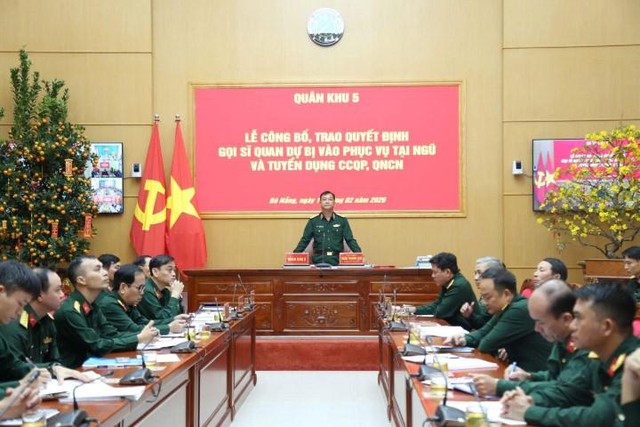 Kiện toàn Ban Chỉ huy Quân sự cấp xã: Trao quyết định tuyển dụng 1800 sĩ quan dự bị, công chức quốc phòng, quân nhân chuyên nghiệp - Ảnh 1. Kiện toàn Ban Chỉ huy Quân sự cấp xã: Trao quyết định tuyển dụng 1800 sĩ quan dự bị, công chức quốc phòng, quân nhân chuyên nghiệp - Ảnh 1.