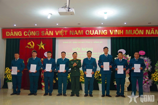 Trao 150 quyết định gọi sĩ quan dự bị vào phục vụ tại ngũ và tuyển dụng quân nhân chuyên nghiệp- Ảnh 1.