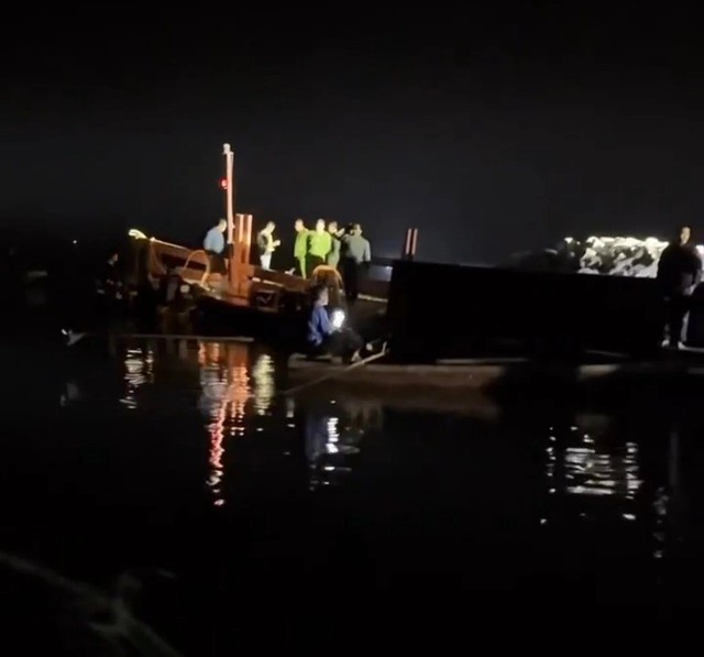 CỨU HỘ VỤ TAI NẠN GIAO THÔNG ĐƯỜNG THỦY NGHIÊM TRỌNG, 6 NGƯỜI MẤT TÍCH: ĐẶC CÔNG NGƯỜI NHÁI TÌM THẤY NẠN NHÂN ĐẦU TIÊN- Ảnh 11.