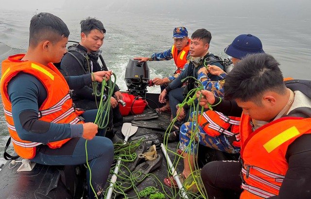 CỨU HỘ VỤ TAI NẠN GIAO THÔNG ĐƯỜNG THỦY NGHIÊM TRỌNG, 6 NGƯỜI MẤT TÍCH: ĐẶC CÔNG NGƯỜI NHÁI TÌM THẤY NẠN NHÂN ĐẦU TIÊN- Ảnh 3.