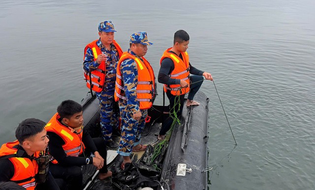CỨU HỘ VỤ TAI NẠN GIAO THÔNG ĐƯỜNG THỦY NGHIÊM TRỌNG, 6 NGƯỜI MẤT TÍCH: ĐẶC CÔNG NGƯỜI NHÁI TÌM THẤY NẠN NHÂN ĐẦU TIÊN- Ảnh 4.