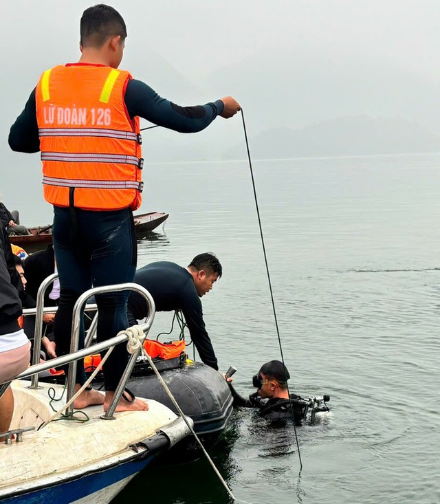 CỨU HỘ VỤ TAI NẠN GIAO THÔNG ĐƯỜNG THỦY NGHIÊM TRỌNG, 6 NGƯỜI MẤT TÍCH: ĐẶC CÔNG NGƯỜI NHÁI TÌM THẤY NẠN NHÂN ĐẦU TIÊN- Ảnh 5.