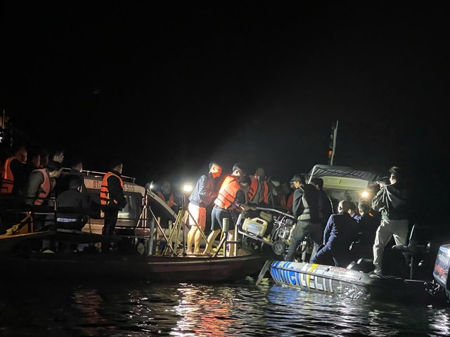 CỨU HỘ VỤ TAI NẠN GIAO THÔNG ĐƯỜNG THỦY NGHIÊM TRỌNG, 6 NGƯỜI MẤT TÍCH: ĐẶC CÔNG NGƯỜI NHÁI TÌM THẤY NẠN NHÂN ĐẦU TIÊN- Ảnh 9.