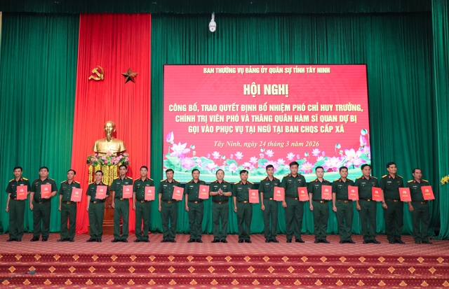 Kiện toàn nhân sự Ban Chỉ huy Quân sự cấp xã, thăng quân hàm sĩ quan dự bị- Ảnh 1.