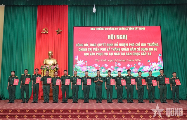 Kiện toàn nhân sự Ban Chỉ huy Quân sự cấp xã, thăng quân hàm sĩ quan dự bị- Ảnh 2.
