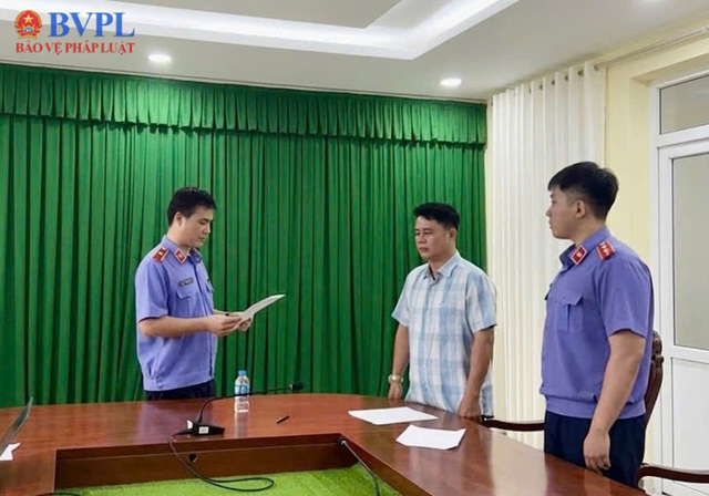 Vụ nữ sinh tai nạn giao thông tử vong ở Vĩnh Long: Khởi tố, bắt tạm giam nguyên Phó Thủ trưởng và Điều tra viên- Ảnh 1.