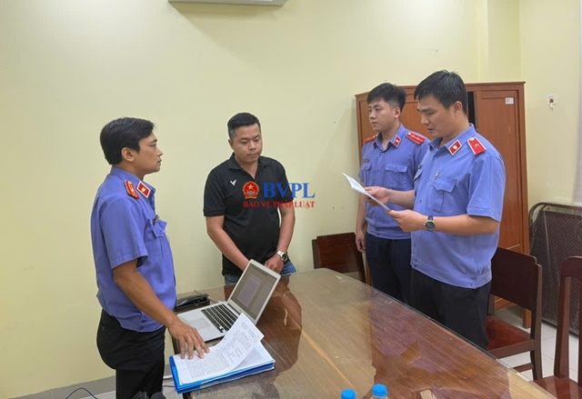 Vụ nữ sinh tai nạn giao thông tử vong ở Vĩnh Long: Khởi tố, bắt tạm giam nguyên Phó Thủ trưởng và Điều tra viên- Ảnh 2.